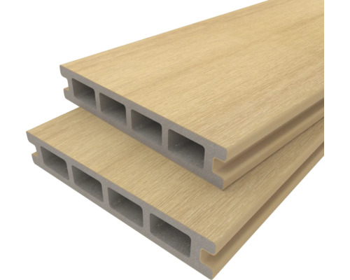 Zwei Terrassendielen aus Verbundmaterial