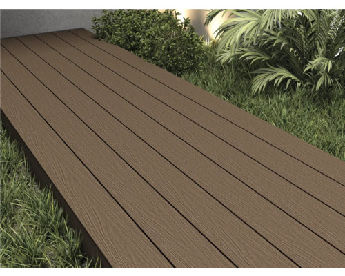 Terrassendielen aus WPC bilden einen Weg im Garten.