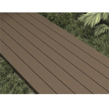 Terrassendielen aus Holz auf Gras