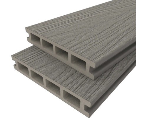 Zwei Terrassendielen aus Verbundmaterial im Stapel