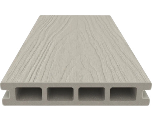 Terrassendiele aus Kunststoff mit Holzstruktur
