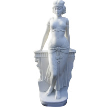 Statue de femme en pierre comme décoration de jardin