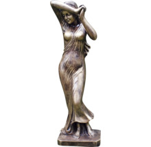 Figurine de femme comme décoration de jardin
