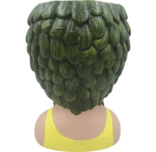 Pot de fleurs en forme de fille vue de dos avec des cheveux en forme d'écailles