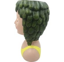 Pot de fleurs en forme de tête de femme avec des cheveux verts