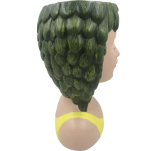 Pot de fleurs en forme de tête de femme avec des cheveux verts