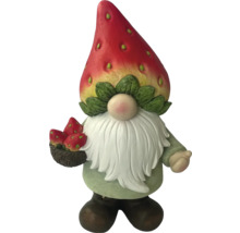 Gartenzwerg mit Erdbeerhut und Erdbeeren im Korb