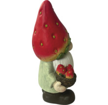 Gartenzwerg mit Erdbeerhut und Korb