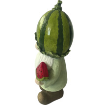 Gartenzwerg mit Wassermelonenmütze und Wassermelonenstück