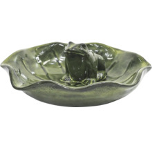 Figurine décorative de grenouille dans un bol en forme de feuille.