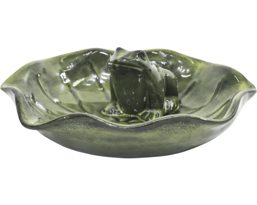 Figurine décorative de grenouille dans un bol en forme de feuille.