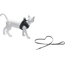 Katzengeschirr mit Leine an einer Katzenpuppe