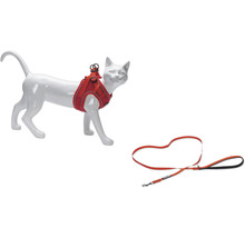 Katzengeschirr mit Leine auf einer Katzenattrappe