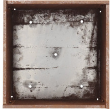 Innenansicht eines Pflanzkastens mit Löchern zur Drainage