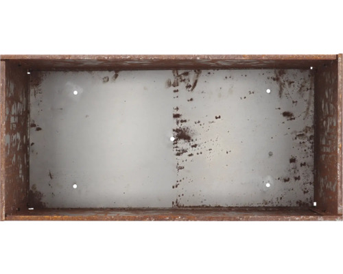 Innenansicht einer Pflanzkiste aus Metall mit Rostspuren und Ablauflöchern