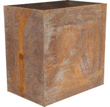 Cache-pot carré en métal avec aspect rouille.