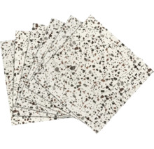 Mehrere Bodenfliesen mit Terrazzomuster