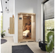 Photo d'intérieur d'une salle de bains avec un sauna Home Deluxe et un homme avec une serviette