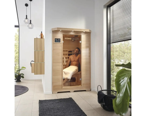 Photo d'intérieur d'une salle de bains avec un sauna Home Deluxe et un homme avec une serviette