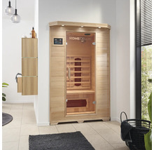 Sauna en bois avec porte en verre et éléments de commande dans la salle de bain