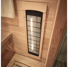 Gros plan d'un radiateur infrarouge dans un sauna