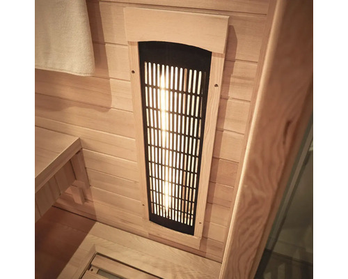 Gros plan d'un radiateur infrarouge dans un sauna