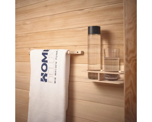 Porte-serviettes avec serviette et étagère à boissons sur un mur en bois