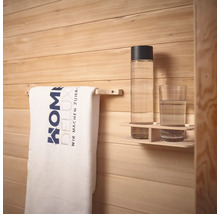 Serviette sur un porte-serviettes, une bouteille et un verre sur une étagère devant un mur en bois