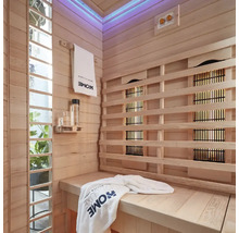 Intérieur d'un sauna avec lambris en bois, banc et lampes infrarouges