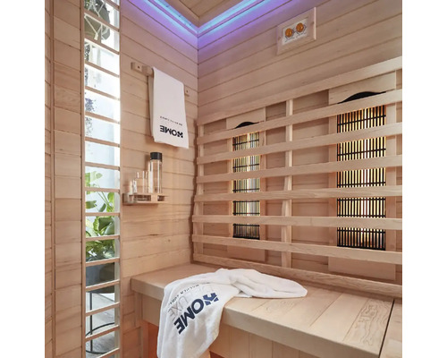 Intérieur d'un sauna avec lambris en bois, banc et lampes infrarouges