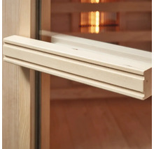 Poignée en bois sur une porte de sauna