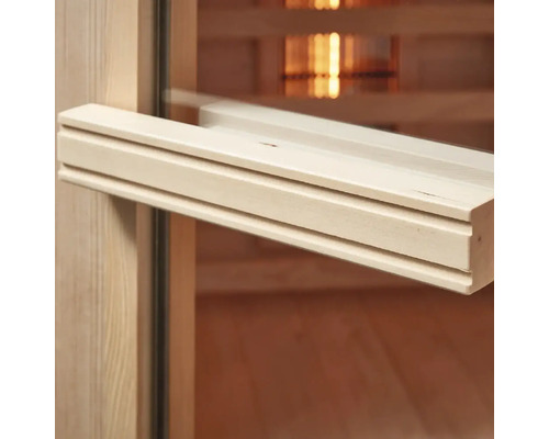 Poignée en bois sur une porte de sauna