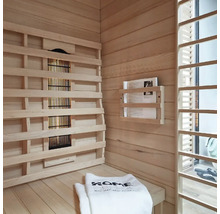 Intérieur d'un sauna avec chauffage, magazine et serviette
