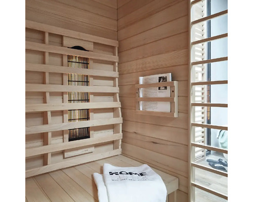 Intérieur d'un sauna avec chauffage, magazine et serviette