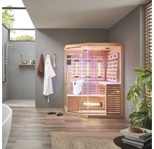 Salle de bain avec sauna, douche, baignoire et serviettes