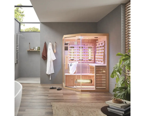 Salle de bain avec sauna, douche, baignoire et serviettes
