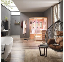 Salle de bains avec baignoire, douche, sauna infrarouge et fauteuil suspendu dans un design clair et convivial