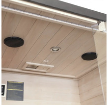 Vue intérieure d'un sauna avec haut-parleurs, lampe et ventilation