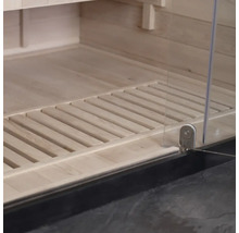 Vue détaillée d'un intérieur de sauna avec plancher en bois et porte en verre