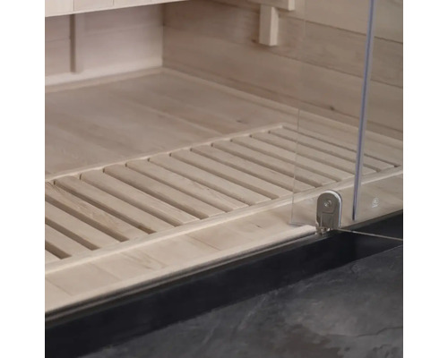Vue détaillée d'un intérieur de sauna avec plancher en bois et porte en verre