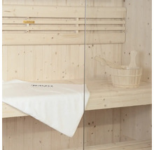 Sauna avec seau en bois, louche et serviette