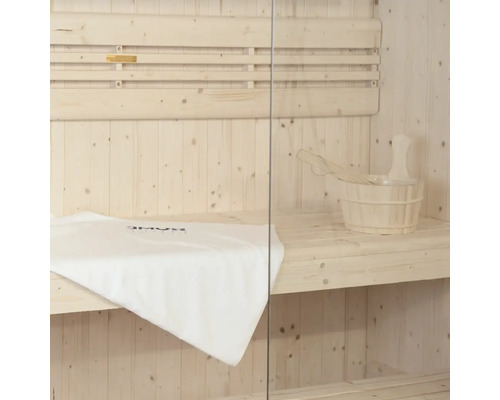 Sauna avec seau en bois, louche et serviette