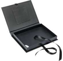 Geöffnete schwarze Geschenkbox mit Band