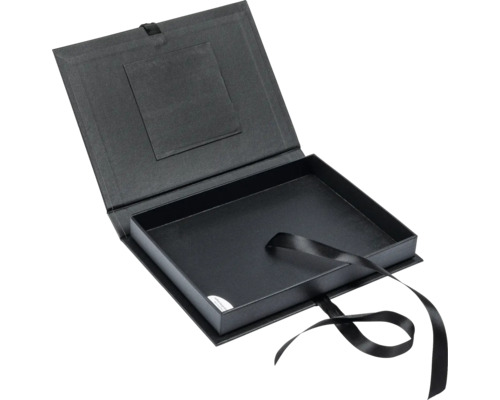 Geöffnete schwarze Geschenkbox mit Band