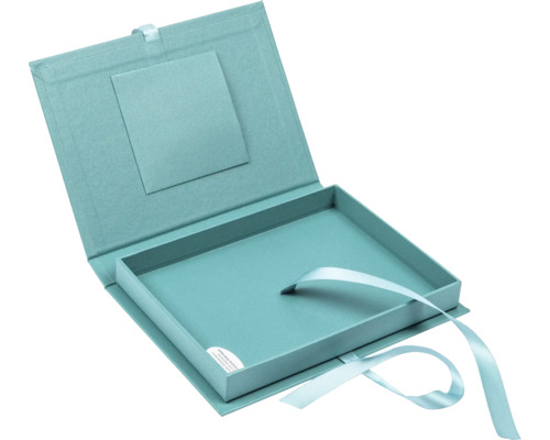 Offene blaue Aufbewahrungsbox mit Band