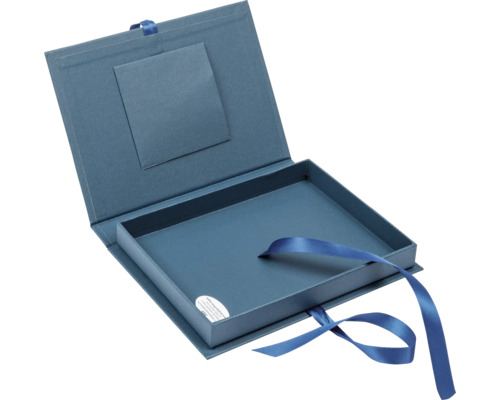 Offene blaue Aufbewahrungsbox mit Band