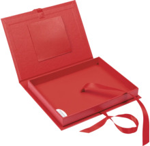 Geöffnete rote Geschenkbox mit Schleife
