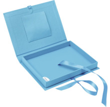 Offene blaue Geschenkbox mit Band