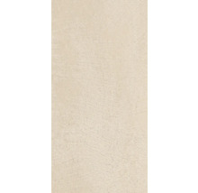 Nahaufnahme einer hellen Natursteinfliese mit strukturierter Oberfläche