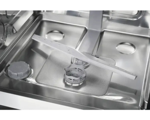 Vue intérieure d'un lave-vaisselle avec bras d'aspersion, tamis et réservoir pour produit de nettoyage